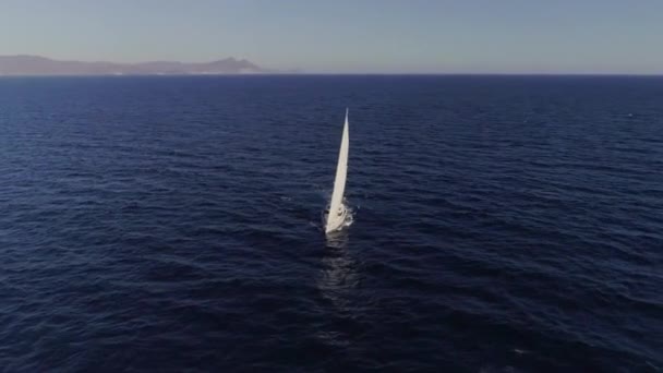 Adembenemende Luchtfoto Van Middellandse Zee Als Zeilboot Zeilen Erdoorheen — Stockvideo