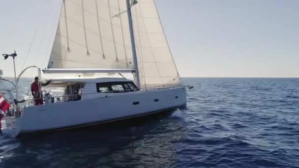 Vue Aérienne Courte Distance Sur Voilier Avec Capitaine Bord Puis — Video