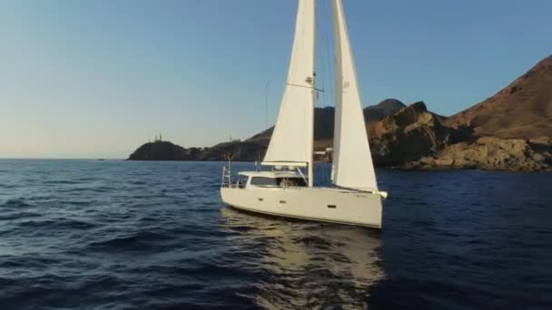 360 Grados Disparados Velero Blanco Flotando Parte Occidental España Durante — Vídeo de stock