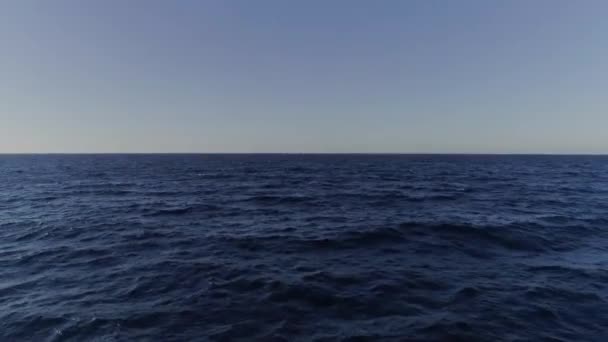 Vue Aérienne Dessus Mer Méditerranée Comme Voilier Vient Dans Cadre — Video