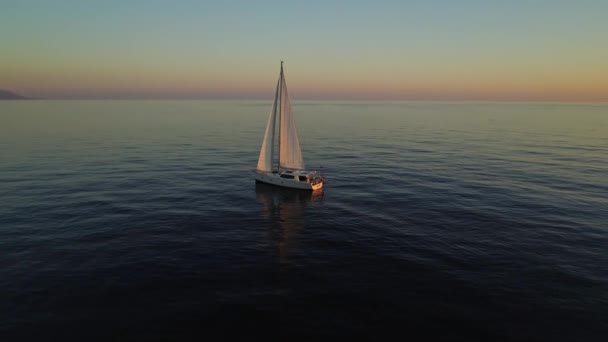 Aereo Colpo Panoramico Sul Golfo Biscaglia Tramonto Con Barca Vela — Video Stock