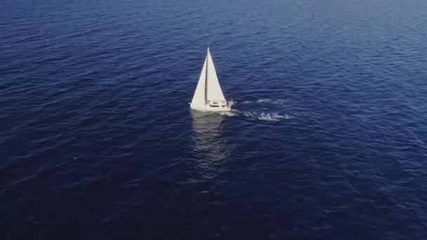 Obciążenie Aerial Strzał Drifitng Żaglówkę Wodach Otwartych — Wideo stockowe