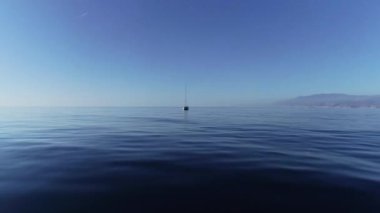 Havadan uzak üzerinde beyaz yelkenli vurdu