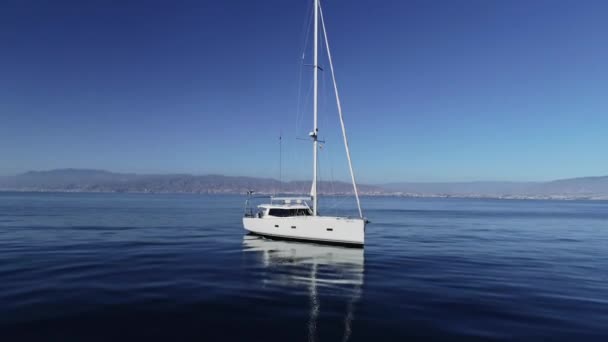 Uitzoomen Antenne Vie Won Zeilboot Diepe Zee — Stockvideo