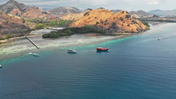 Aluguer de barcos ancorados na praia — Vídeo de Stock