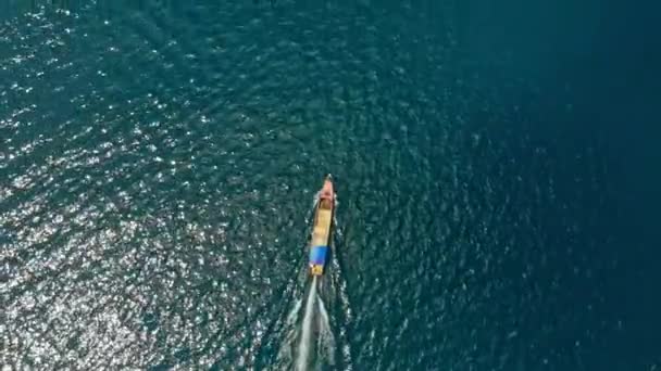 Полный дроссельная лодка на море — стоковое видео