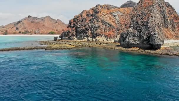 バリ島の isalnd 上の岩 — ストック動画