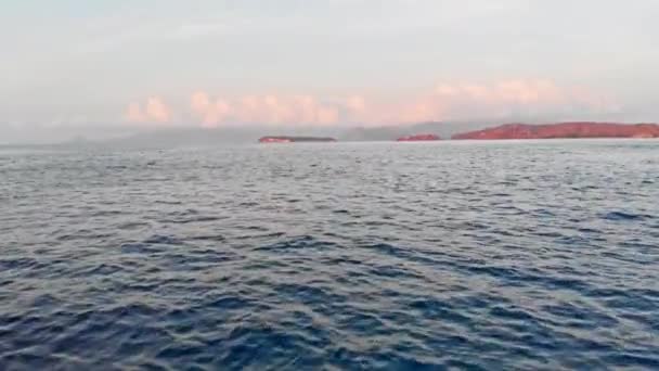 Δραματική φως του ηλιοβασιλέματος στο νησί — Αρχείο Βίντεο