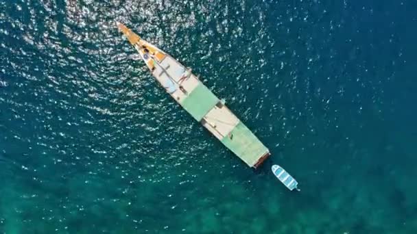 Балі човен плаває на синій кольорові кришталево чистими водами — стокове відео