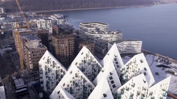 Isbjerget y los edificios de apartamentos de ladrillo rojo en Aarhus — Vídeo de stock