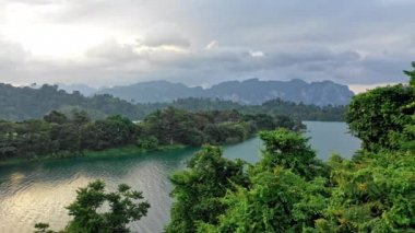 Cheow Lan göle bakan