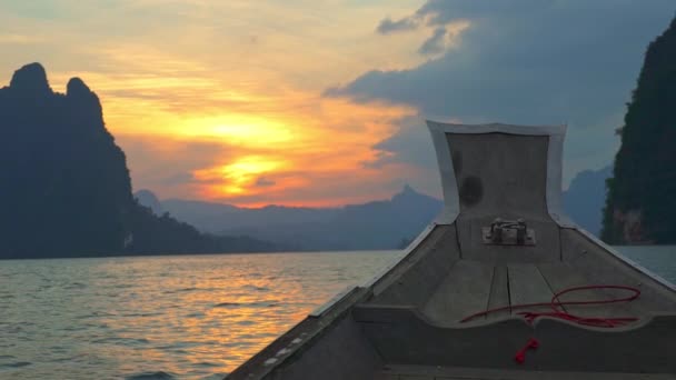 Orange solnedgång i Cheow Lan — Stockvideo