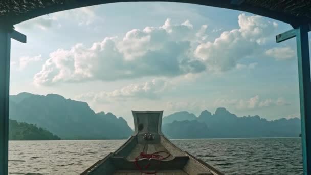 Kanot i Cheow Lan sjön — Stockvideo