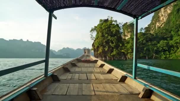 Απογευματινή βόλτα με βάρκα σε Cheow Lan — Αρχείο Βίντεο