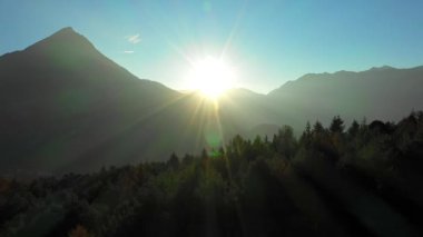 Avusturya dağ aralıkları üzerinden yükselen güneş