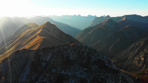 Hommes au repos à Seekarspitze sommet — Video