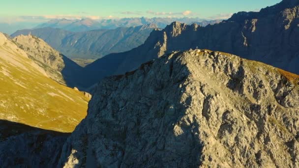 Seekarspitze berg med toppmötet cross — Stockvideo