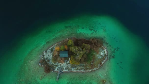 湖中的孤立小屋 — 图库视频影像