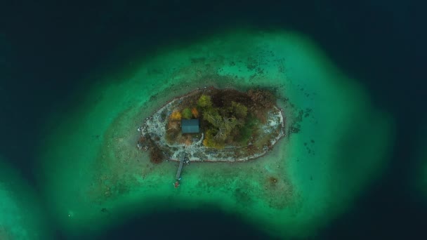 Hütte auf einer kleinen Insel im Eibsee — Stockvideo