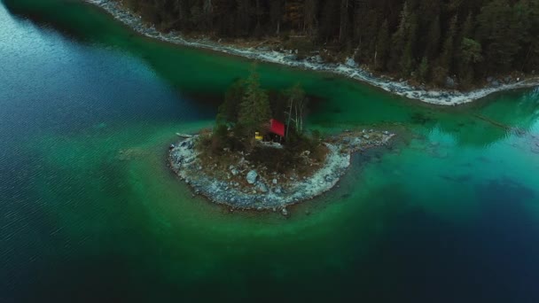 En stuga mitt i sjön Eibsee — Stockvideo