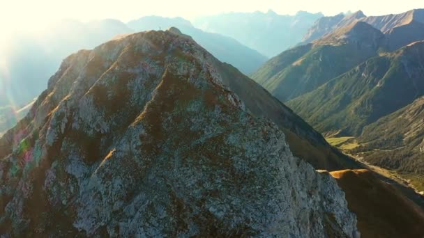 Escaladores de montaña caminando por el sendero de la montaña Seekarspitze — Vídeos de Stock