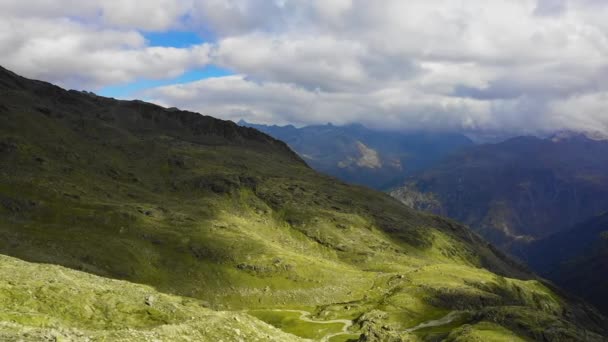 Camino en las montañas — Vídeos de Stock