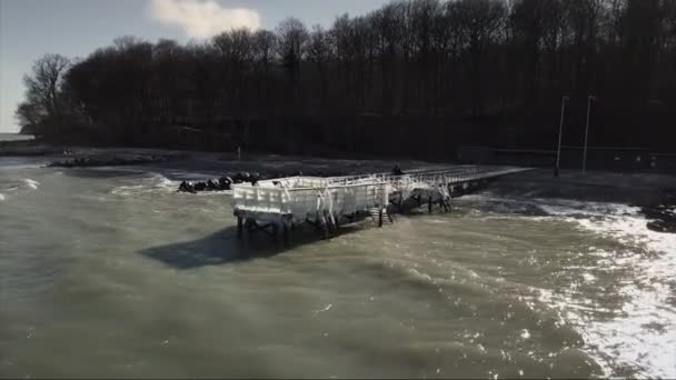 The frozen jetty beside the sea — Stock Video