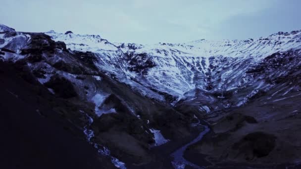 Montaña cubierta de nieve — Vídeo de stock