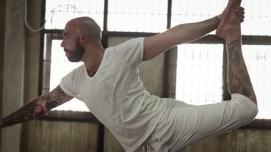 Dandayamana Dhanurasana pozu