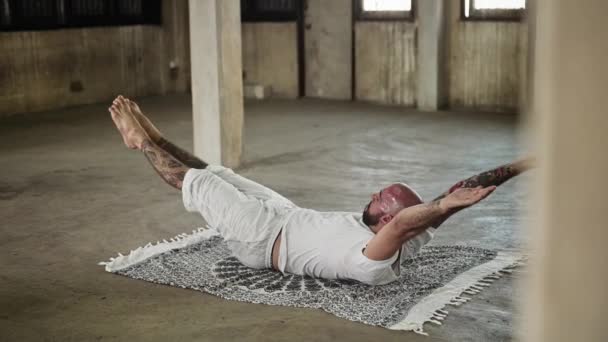 Yoga pose: boot naar Happy baby — Stockvideo