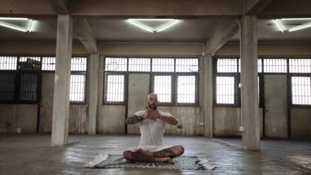 Half Lotus pose meditatie — Stockvideo