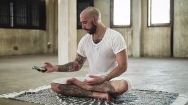 Adam manifatura sırasında yarım Lotus poz