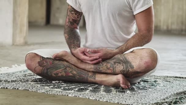 Yarım Lotus eller baş üzerinde yükseltilmiş Pose — Stok video