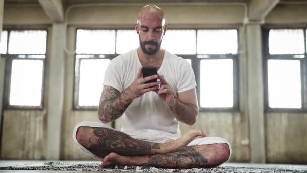 Instructor de yoga usando teléfono móvil — Vídeos de Stock