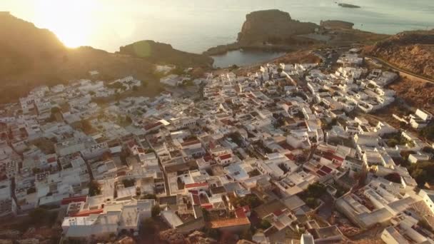 Tire de distancia plano aéreo de casas a lo largo de Lindos, Rodas en Grecia — Vídeo de stock