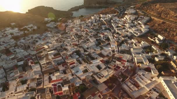 Пташиного польоту будинків в Ліндос, Родос і дорога на стороні — стокове відео