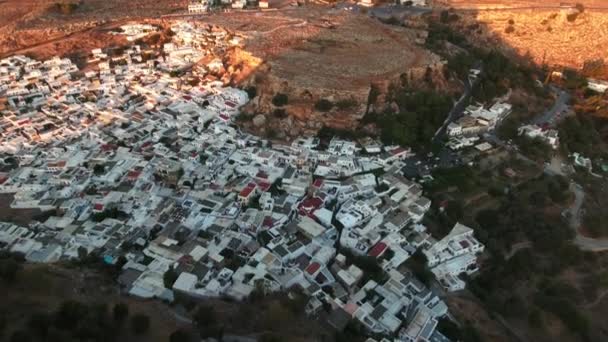 Sestupná letecká střela z domů do zbytku země na Rhodos, Řecko — Stock video