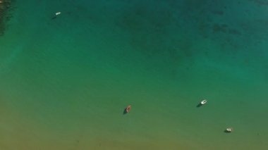 Rodos, Yunanistan'da Teknelerle Berrak Mavi Deniz Sularının Kuşlar Görünümü