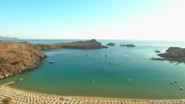 Hisnande luftutsikt över stranden i Lindos med klarblått vatten — Stockvideo