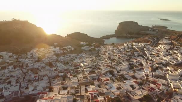 Luftaufnahme des herrlichen Ausblicks auf das Dorf Lindos — Stockvideo