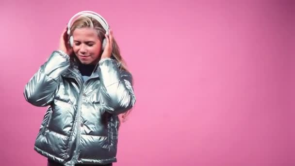 Teenage Girl Putting On Headphones — Stock Video