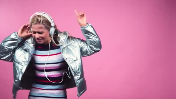 Menina adolescente colocando em fones de ouvido — Vídeo de Stock