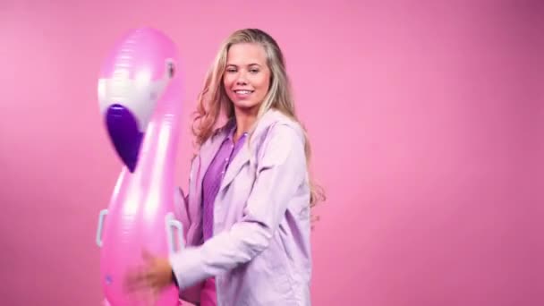 Chica adolescente bailando con animal inflable — Vídeos de Stock