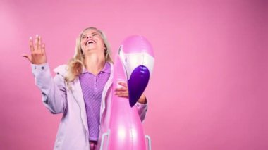 Şişme Hayvanla Gülen Genç Kız