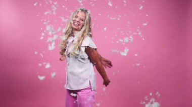 Genç Kız Tüylerini Fırlatıyor