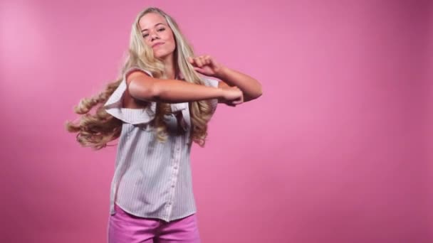 Танцующая девочка-подросток — стоковое видео