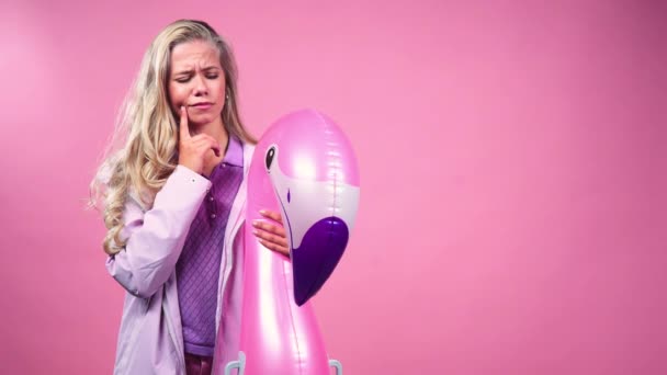 Menina confusa com animal inflável — Vídeo de Stock