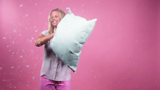 Девочка-подросток трясет подушкой — стоковое видео