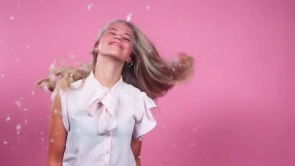 Tiener meisje gooien haar vrij van veren — Stockvideo