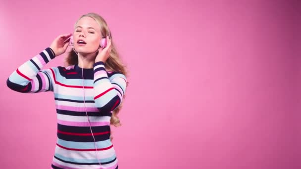 Tiener meisje met koptelefoon dansen — Stockvideo